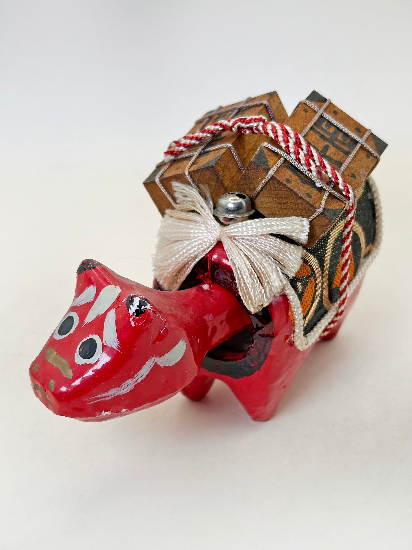 FT408 - Hariko Akabeko – Vache Rouge en Papier Mâché 赤べこ