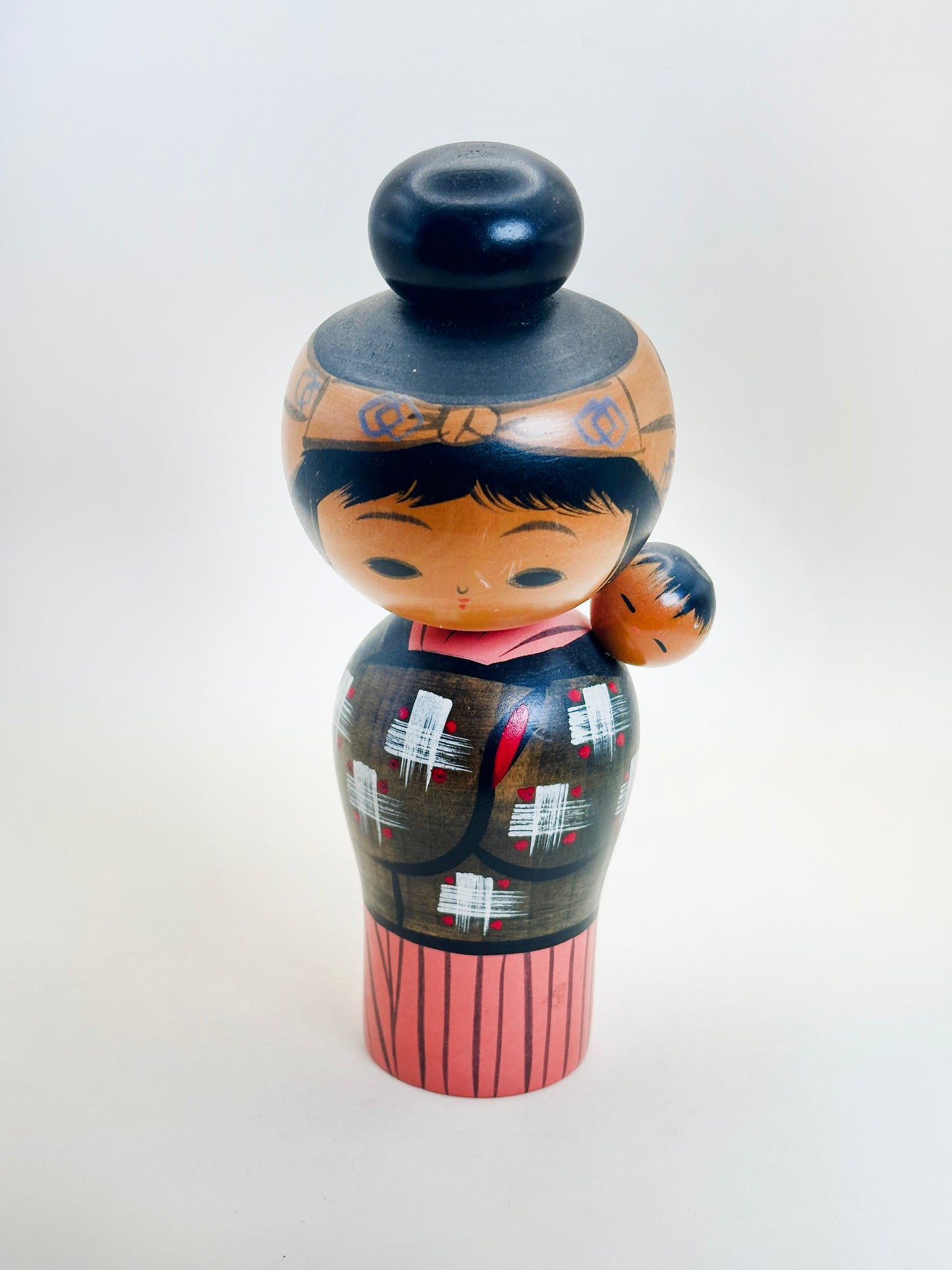K18122 - Sosaku Kokeshi by Hajime Miyashita 宮下はじめ – “Oshin”