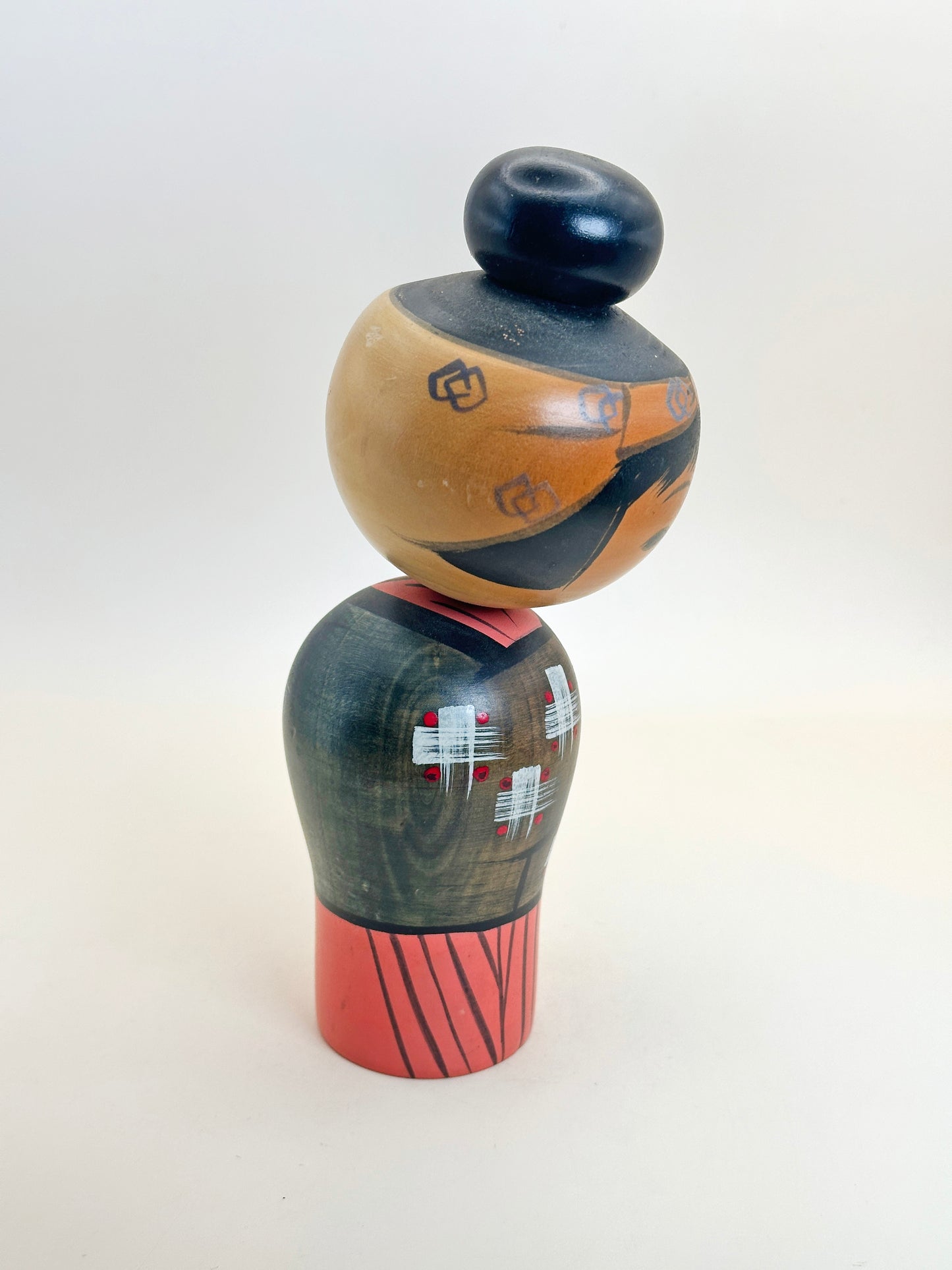 K18122 - Sosaku Kokeshi by Hajime Miyashita 宮下はじめ – “Oshin”