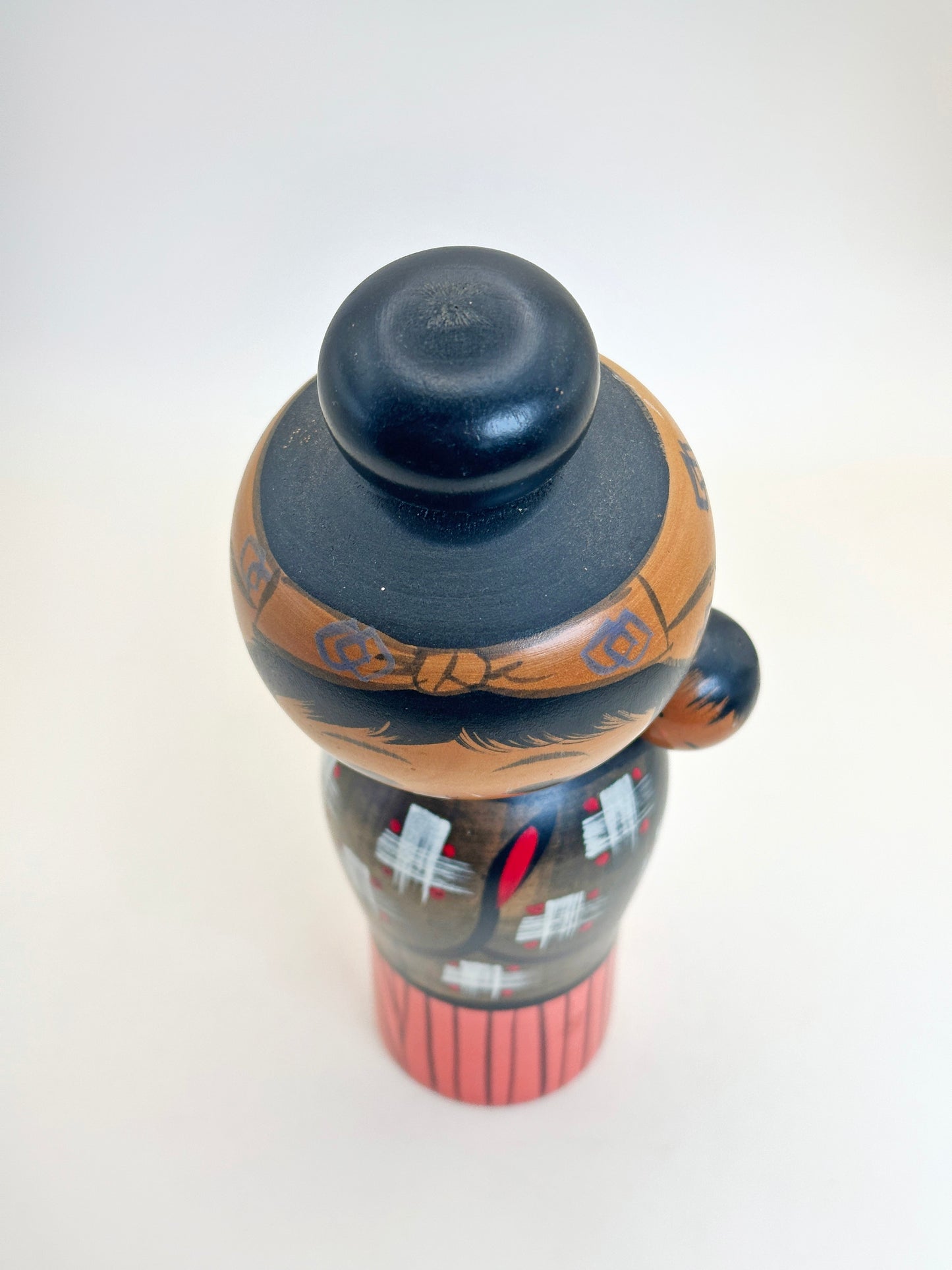 K18122 - Sosaku Kokeshi by Hajime Miyashita 宮下はじめ – “Oshin”