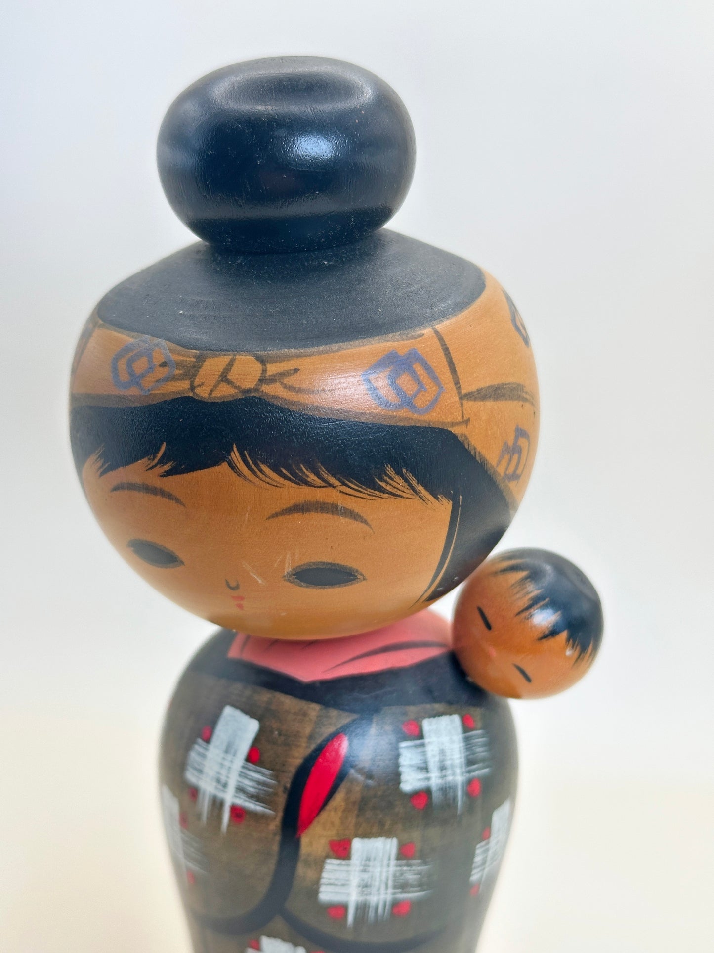K18122 - Sosaku Kokeshi by Hajime Miyashita 宮下はじめ – “Oshin”