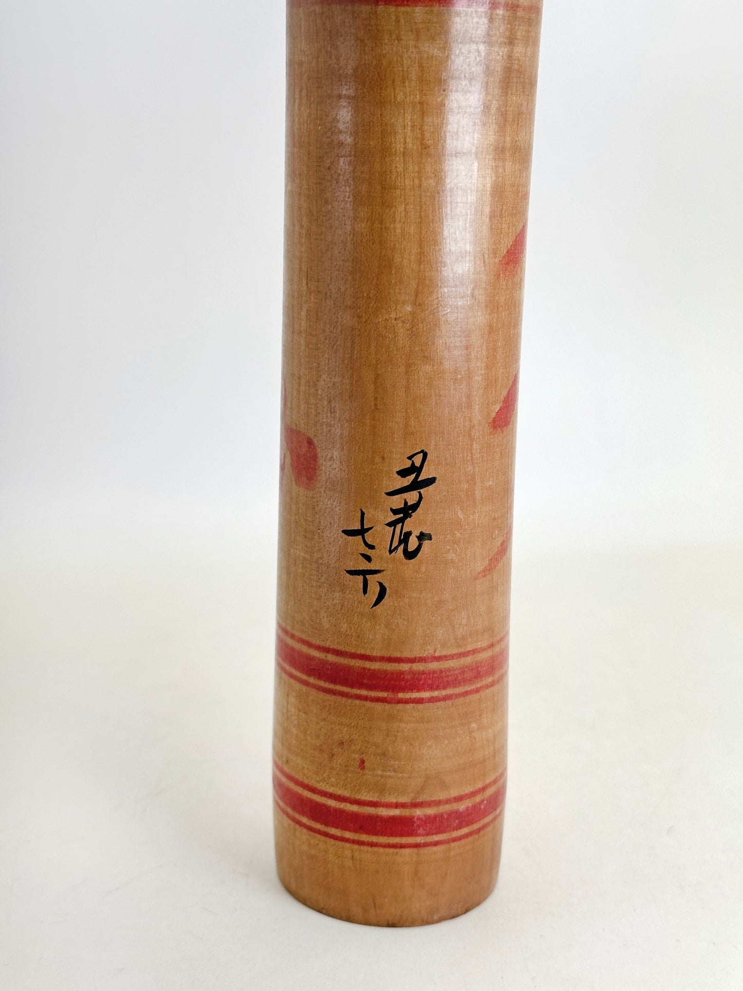 K30036 - Kokeshi Hijiori par Ushizō Sato 佐藤丑蔵