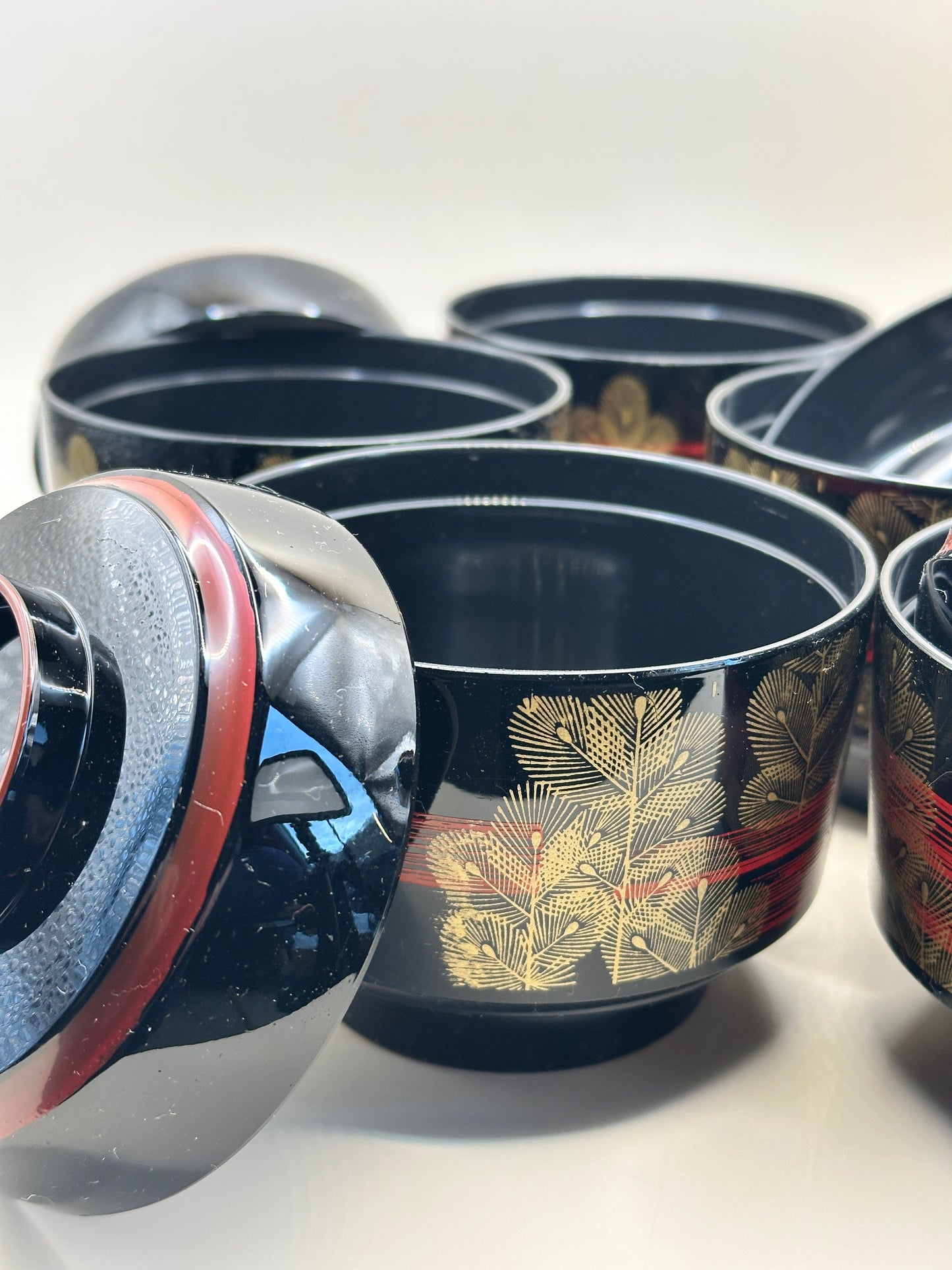 TB150 - Ensemble de 5 bols japonais laqués avec couvercle et plateau à poignées