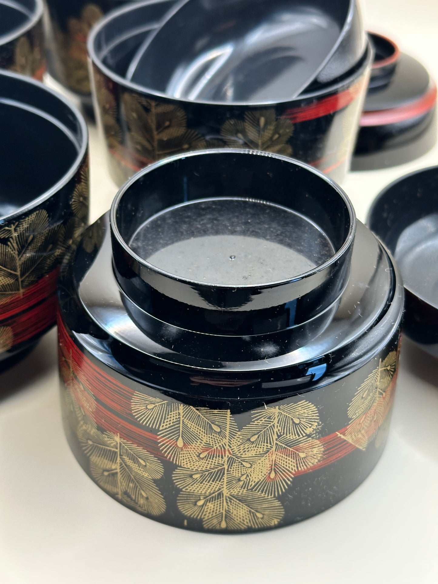 TB150 - Ensemble de 5 bols japonais laqués avec couvercle et plateau à poignées