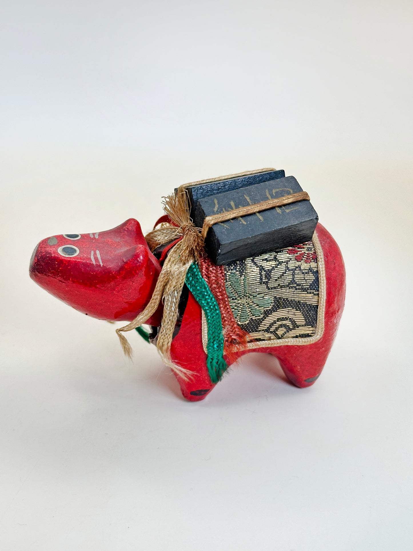FT297 - Hariko Akabeko – Papier mâché vache rouge 赤べこ