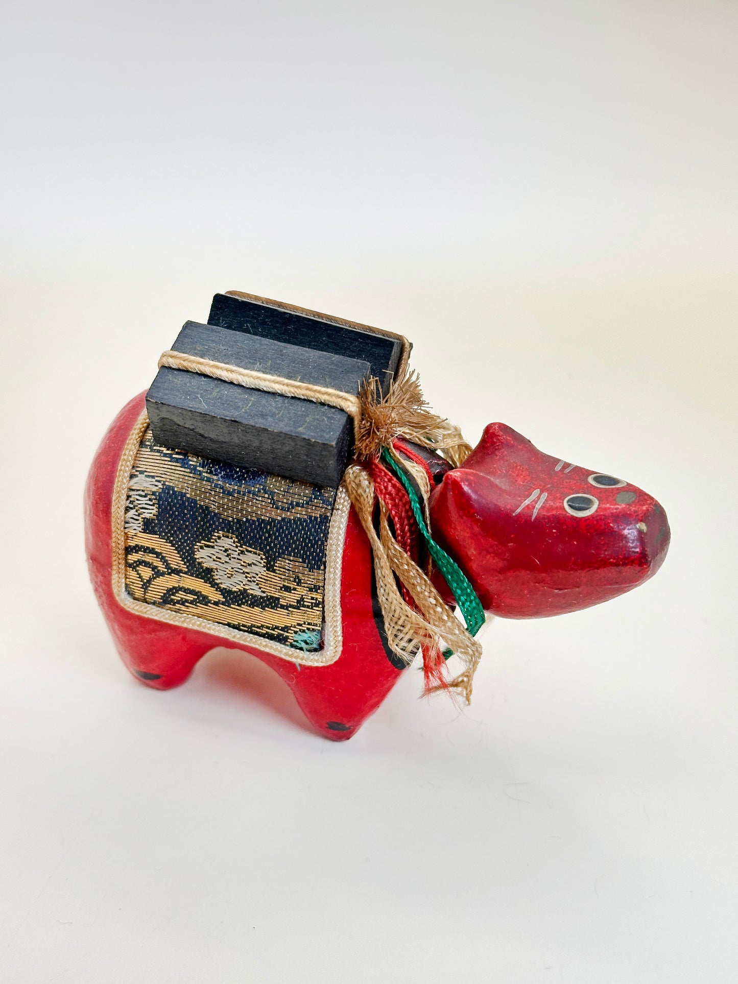 FT297 - Hariko Akabeko – Papier mâché vache rouge 赤べこ