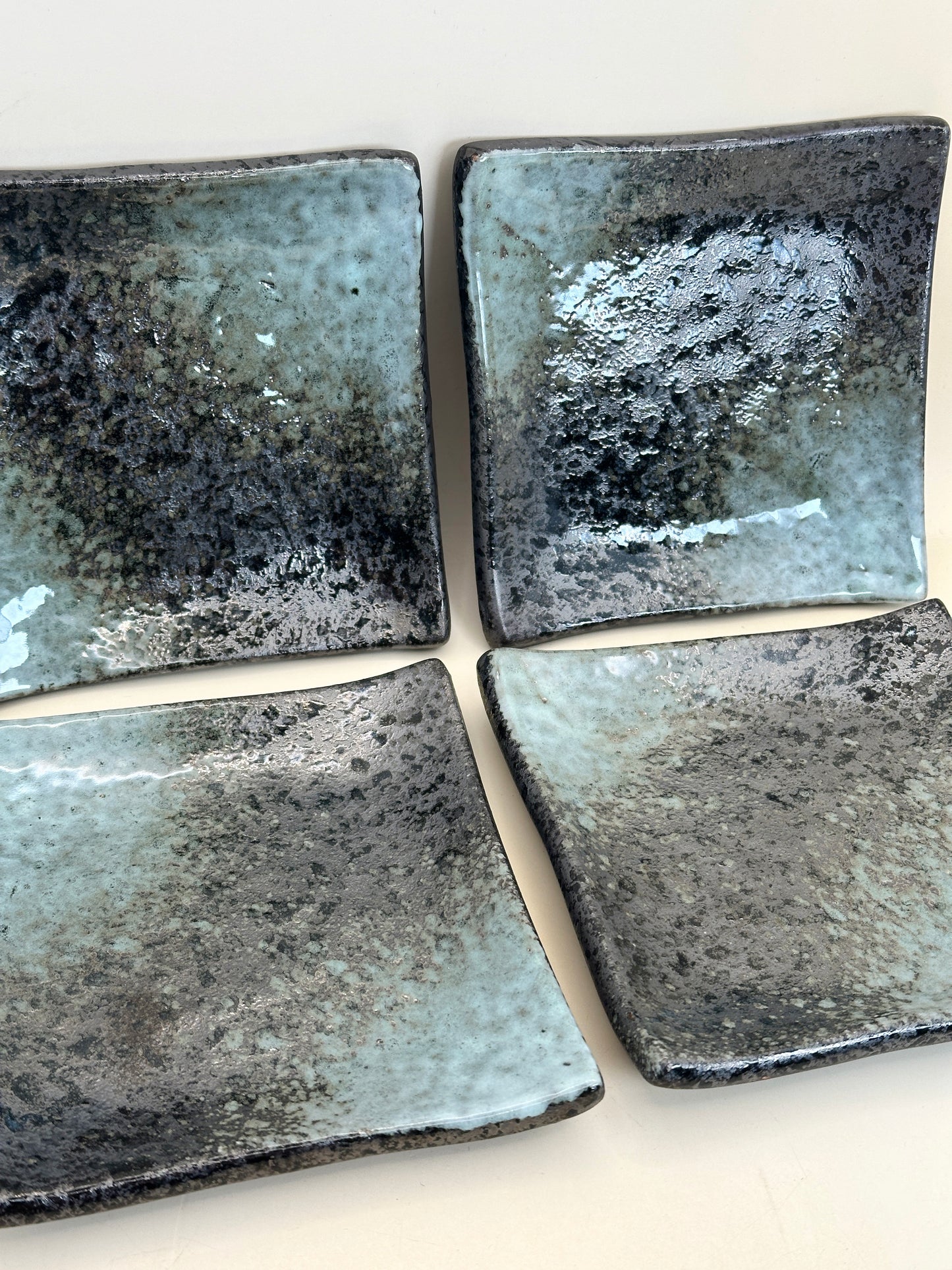 TB152 - Lot de quatre petites assiettes carrées 花田勝