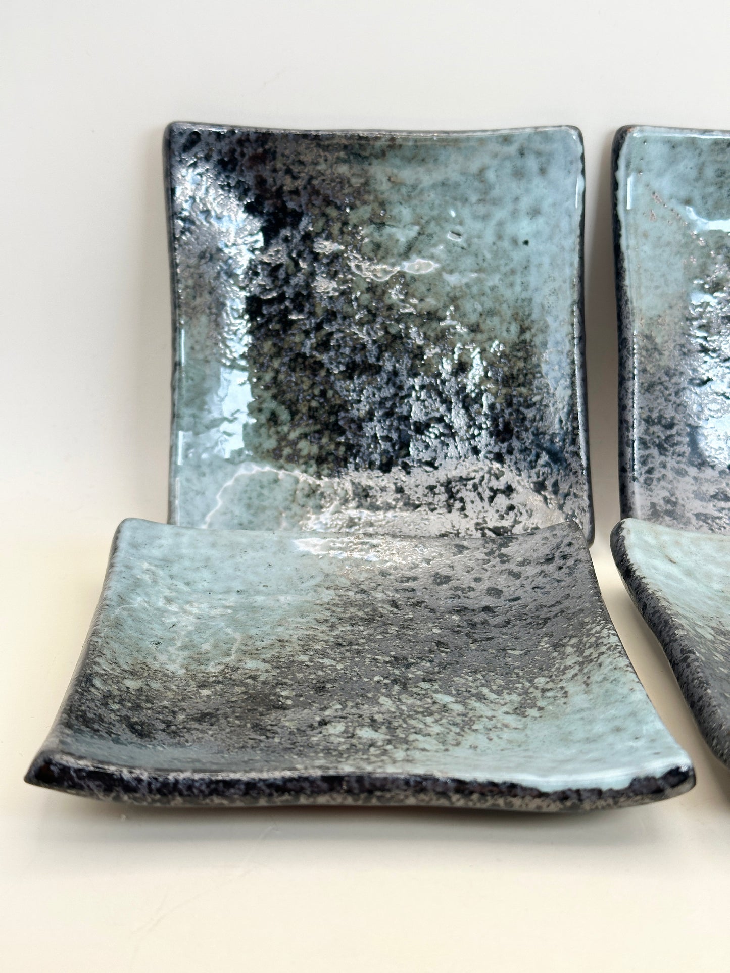 TB152 - Lot de quatre petites assiettes carrées 花田勝