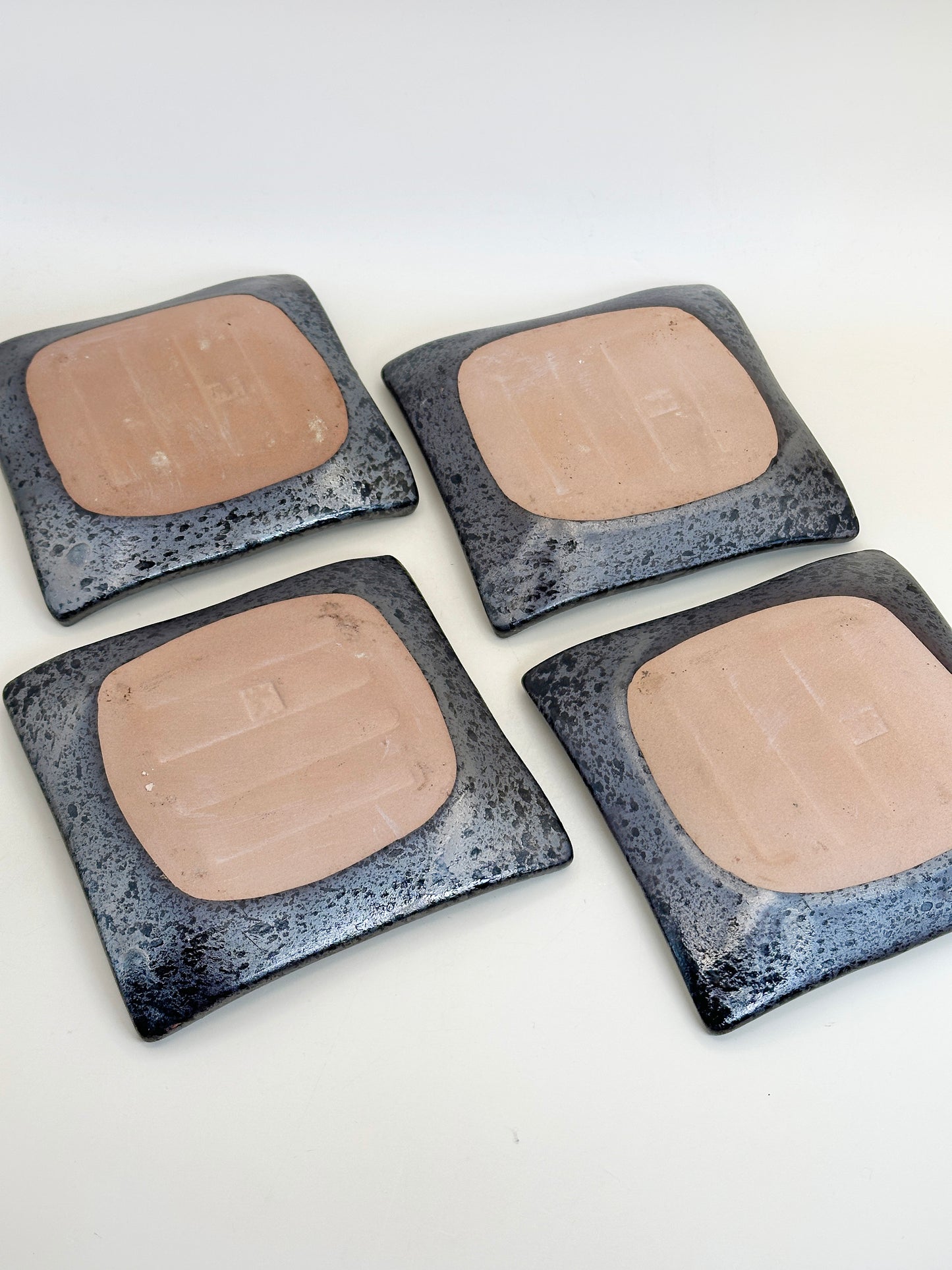 TB152 - Lot de quatre petites assiettes carrées 花田勝