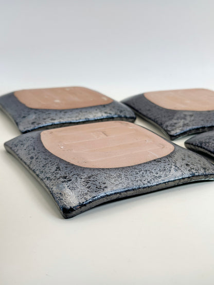 TB152 - Lot de quatre petites assiettes carrées 花田勝