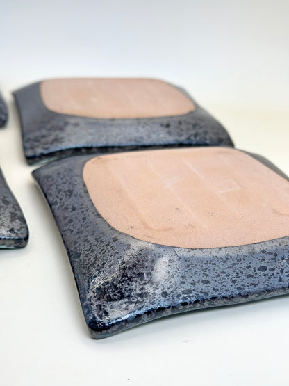 TB152 - Lot de quatre petites assiettes carrées 花田勝