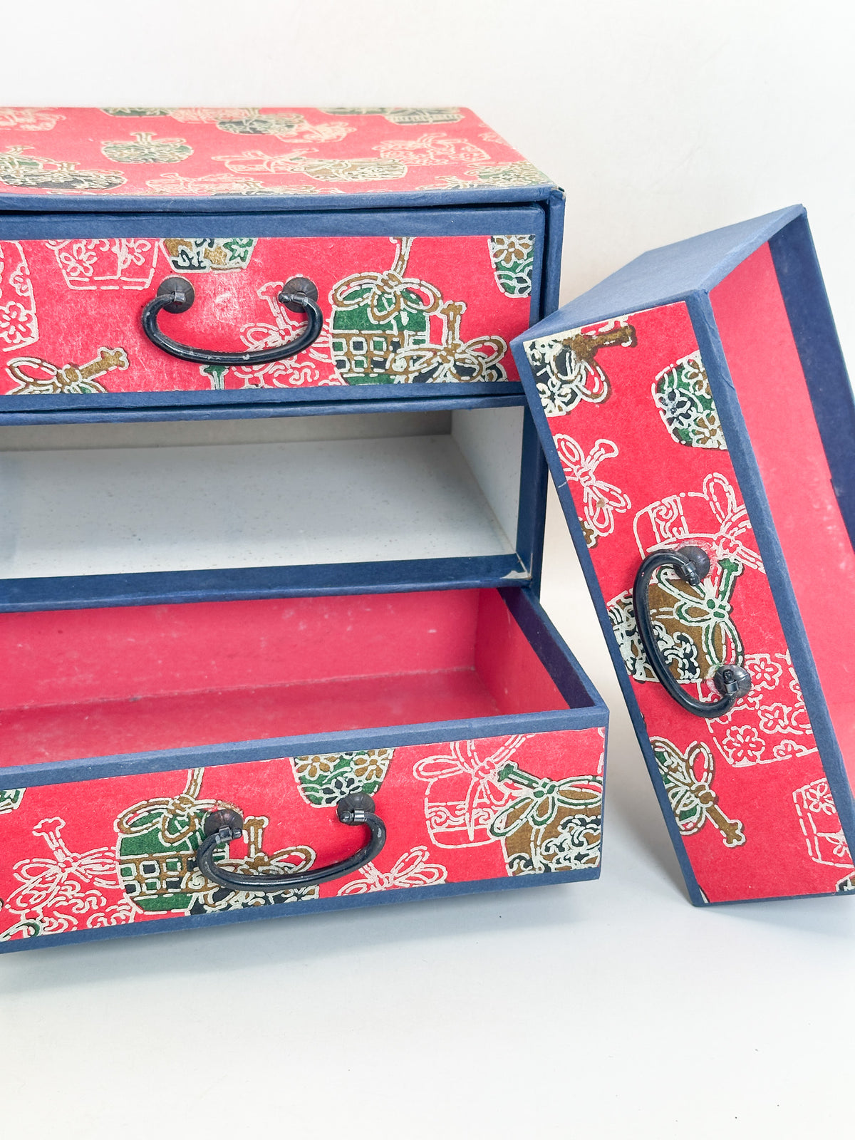 TB423 - Mingei-style three-drawer chest 和柄箪笥