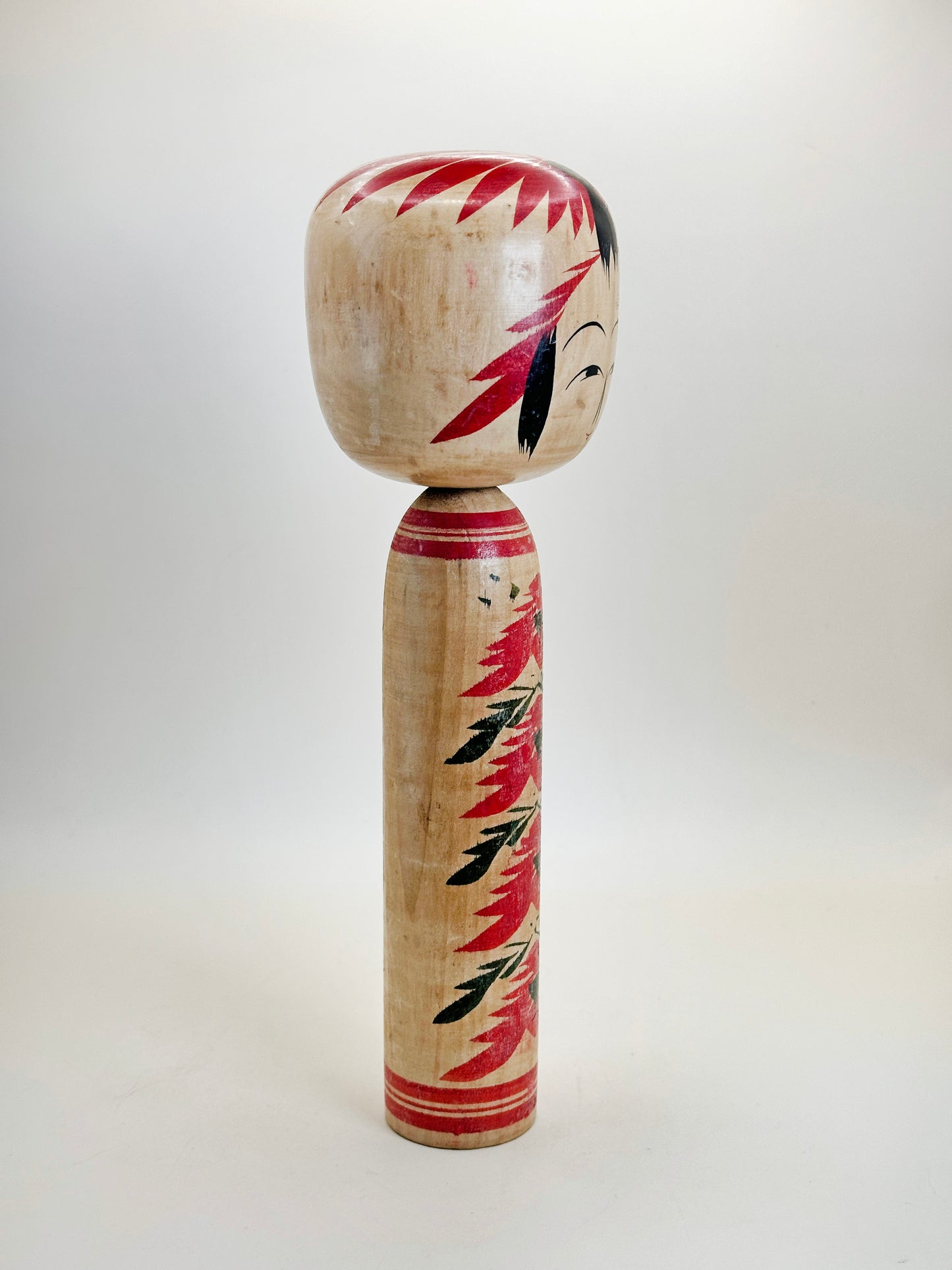 K25102 - Togatta Kokeshi par Tomio Sato