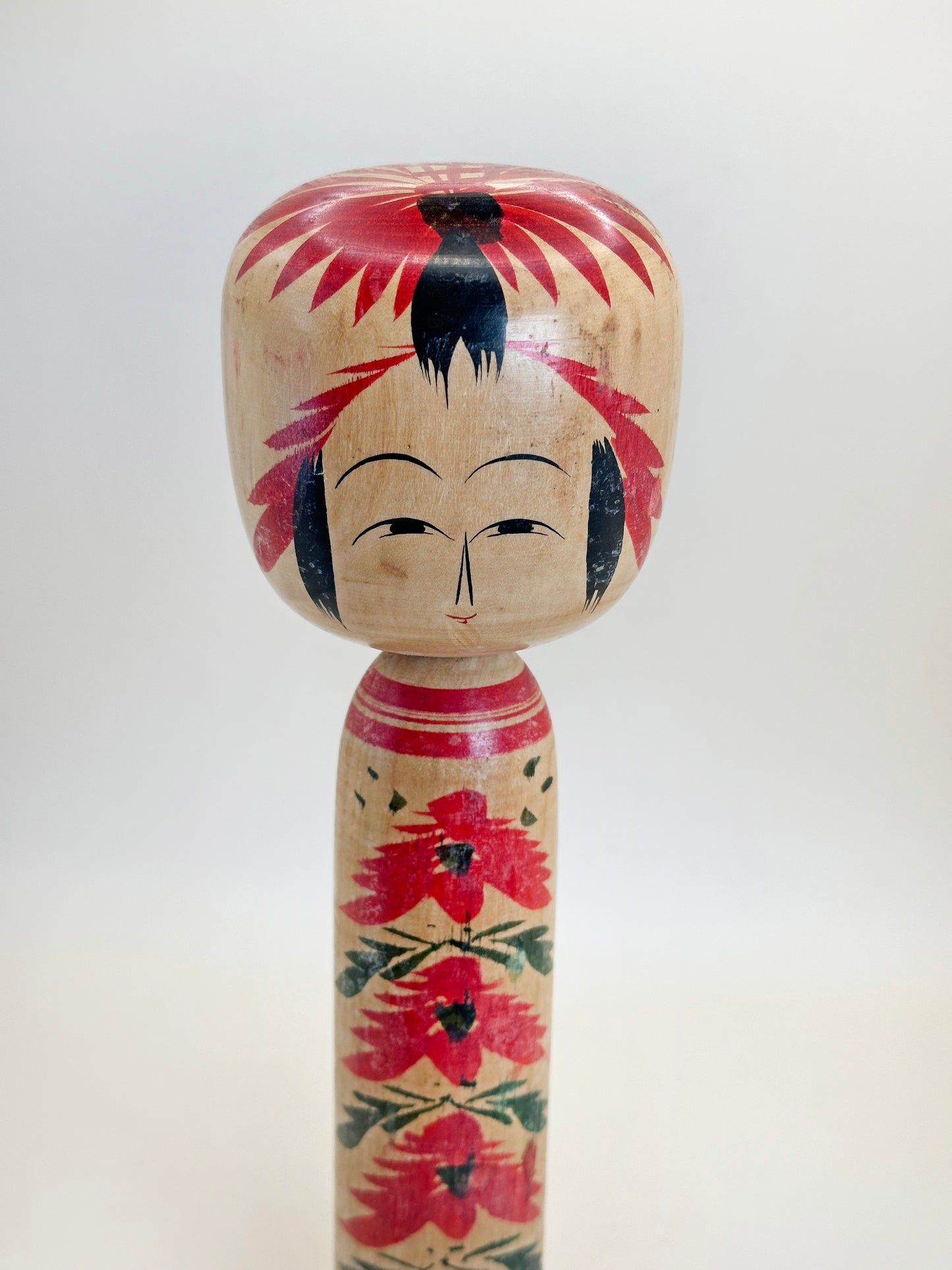 K25102 - Togatta Kokeshi par Tomio Sato