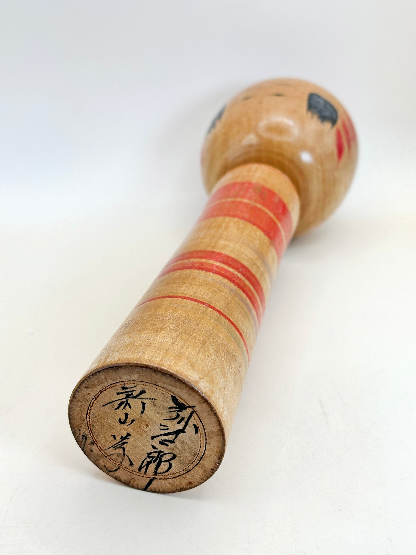 K25104 - Yajiro Kokeshi de Manabu Niiyama 新山学