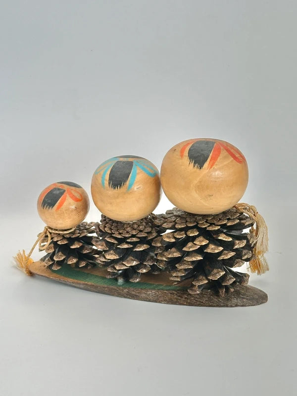 FT97 - Poupée kokeshi Omiyage pomme de pin