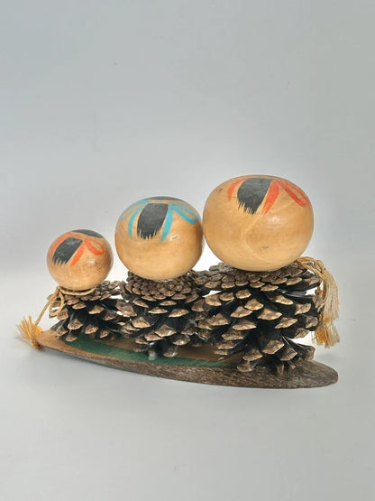 FT97 - Poupée kokeshi Omiyage pomme de pin