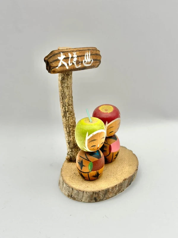 FT27 - Kokeshi japonaise vintage en forme de pomme d'Aomori