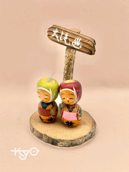 FT27 - Kokeshi japonaise vintage en forme de pomme d'Aomori