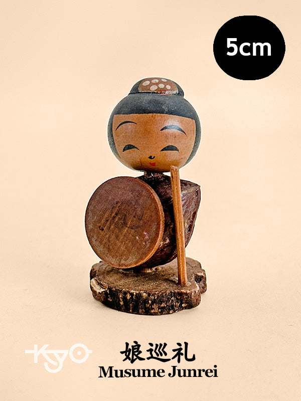 K05061 - Omiyage Kokeshi Musume Junrei 娘巡礼