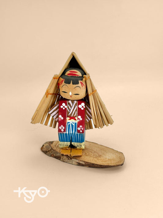K10065 - Omiyage kokeshi with mino