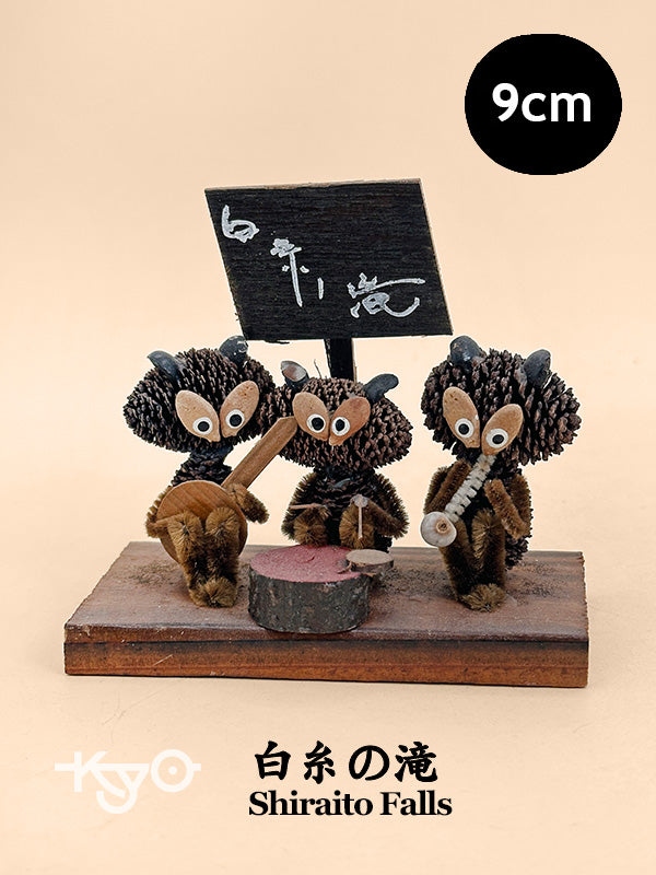 K10228 - Omiyage Kokeshi des chutes de Shiraito 白糸の滝