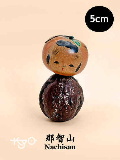 K05055 - Kokeshi Mikan Omiyage de Nachisan 那智山