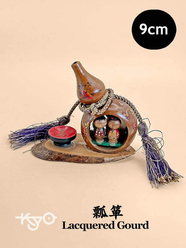K10162 - Omiyage Kokeshi dolls in Lacquered Gourd 瓢箪