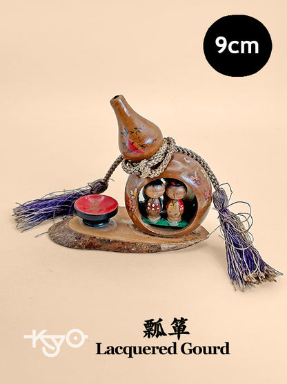 K10162 - Omiyage Kokeshi dolls in Lacquered Gourd 瓢箪
