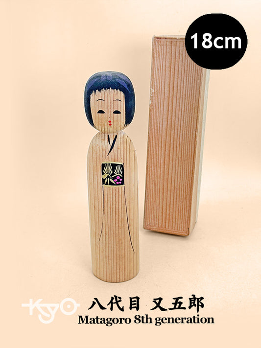 K18152 - Kokeshi Sosaku Shingata de Matagorō 八代目 又五郎