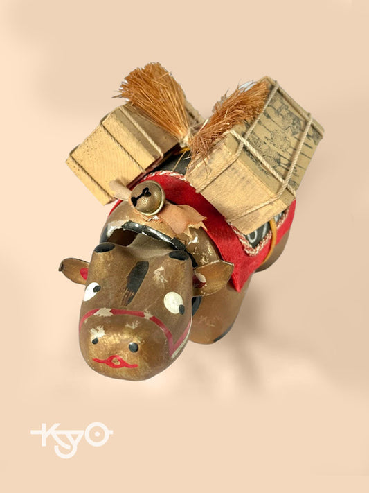 FT46 - Jouet folklorique vache Akabeko en or
