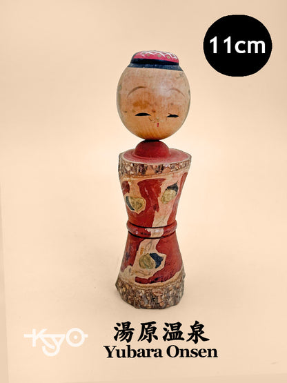 K10167 - Omiyage Kokeshi de Yubara Onsen 湯原温泉